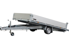 Nach hinten abgekippter 1600 kg Transport Anhänger mit runtergelassener Rampe am Heck.